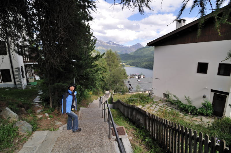 途中のチャンタレラ駅でケーブルカーを降り、徒歩でサン・モリッツの町へ向かう