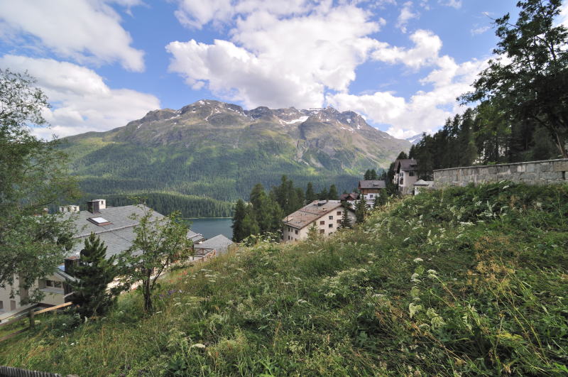 途中のチャンタレラ駅でケーブルカーを降り、徒歩でサン・モリッツの町へ向かう