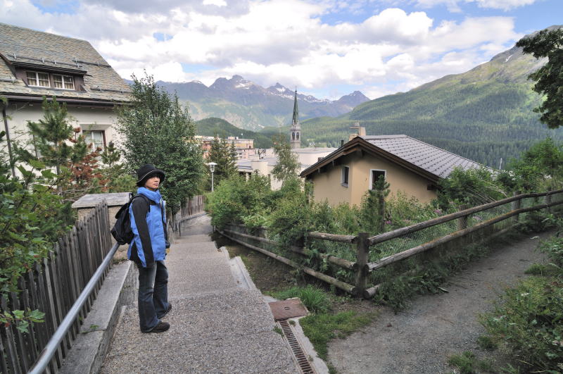 途中のチャンタレラ駅でケーブルカーを降り、徒歩でサン・モリッツの町へ向かう
