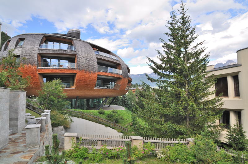 途中のチャンタレラ駅でケーブルカーを降り、徒歩でサン・モリッツの町へ向かう