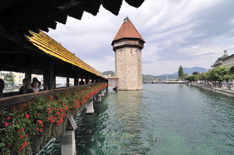 水の塔[Wasserturm]の向こうにフィアヴァルトシュテッテ湖[Vierwaldstätter See]がある(ルツェルン)