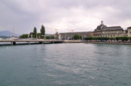 カペル橋[Kapellbrücke]からルツェルン中央駅を望む(ルツェルン)