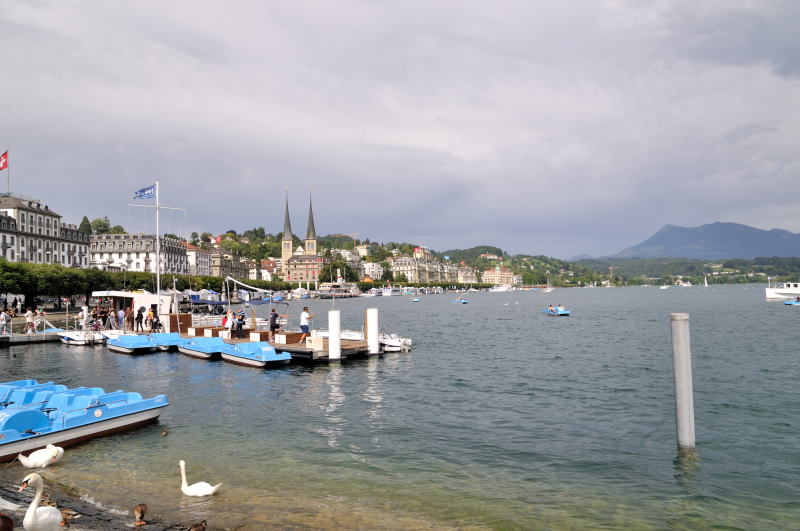 ２本の鋭い尖塔があるホーフ教会[Hofkirche](ルツェルン)