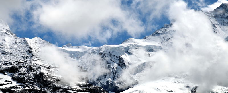 クライネシャイデック駅からの眺望 「スフィンクス展望台を中心に、左にメンヒ、右にユングフラウ」
